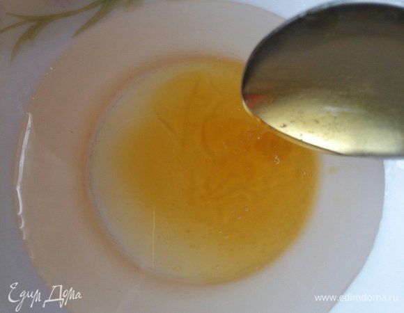 Готовим сироп, в котором будем купать нашу пахлаву. Нальем в кастрюлю воду, добавим сахар, поставим на огонь до его растворения и варим минут 7 до появления сиропных пузырьков. Остужаем сахарный сироп до комнатной температуры и добавляем к нему мед. Размешаем.