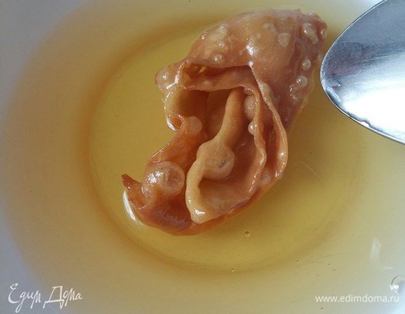 Окунаем пахлаву в сироп и затем укладываем на блюдо.