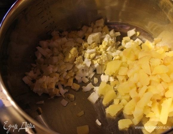 Картофель и яйца отварить, остудить и нарезать мелкими кубиками.
