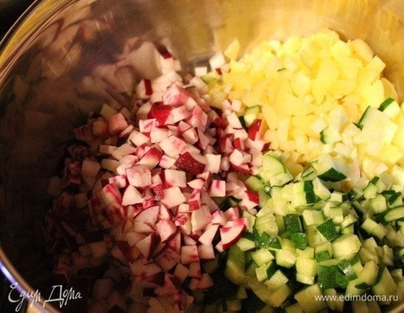 Редис и огурец также нарезать мелкими кубиками.
