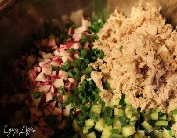 Нарезать лук. 
Затем куриную грудку нарезать полосками и вилкой разобрать на волокна.
