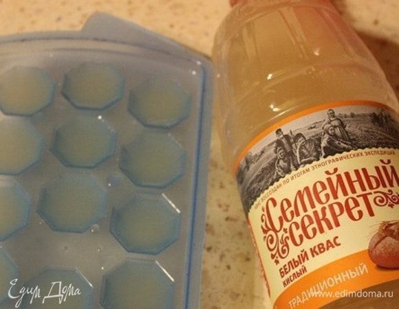 Квас налить в формочки для льда и убрать в морозилку на 3-4 часа. 
(Это можно сделать заранее). 
Настоявшуюся окрошку разлить по тарелкам, добавить лед из кваса и зелень с базиликом.
Приятного аппетита!