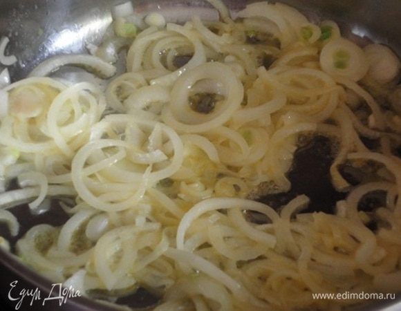 Филе курицы отварить в 1,5 л воды до готовности. Остудить и нарезать мелкими кубиками. Бульон используем в приготовлении риса. Для этого лук нарезать кольцами и в течение 5 минут обжаривать в сливочном масле.