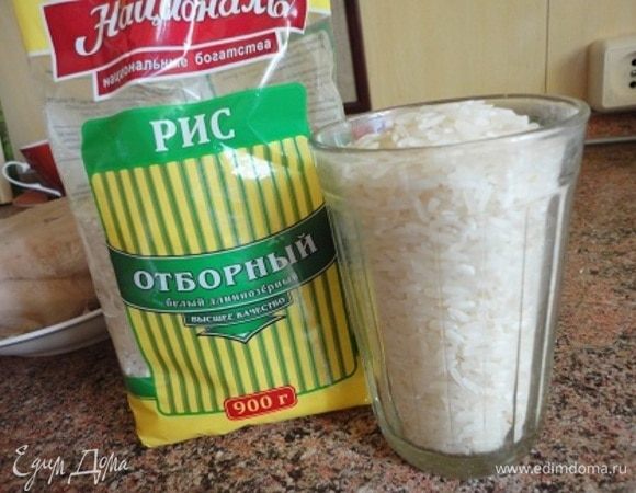 Рис Отборный ТМ «Националь» промыть, дать стечь воде и добавить к луку. Помешивая, дать рису возможность впитать масло в течение 3 минут.