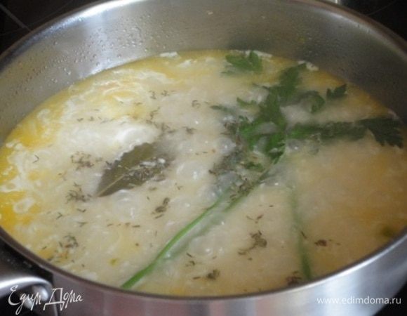 Влить куриный бульон, положить 1 чайную ложку соли, лавровый лист, петрушку и чабер. Довести до кипения, убавить температуру, закрыть крышкой и готовить 15-20 минут, пока рис не впитает весь бульон.