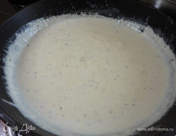 Пока готовится рис, займемся соусом. Для этого на сливочном масле слегка обжарить муку. Влить тоненькой струйкой сливки, постоянно помешивая. Довести до кипения. Добавить сыр, соль, перец и варить на слабом огне около 5 минут.
