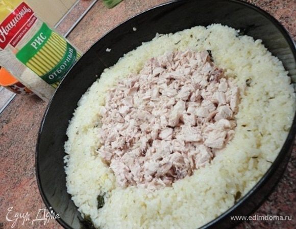 Форму для запекания смазать маслом. Рис выложить кольцом, а в середину кольца выложить куриное мясо. Все полить соусом и посыпать сыром.