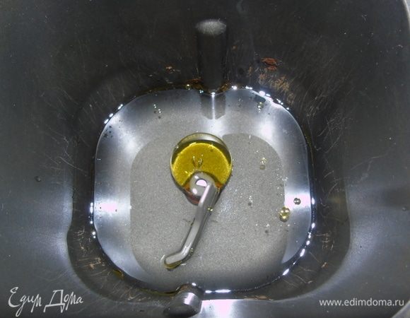 Я замес доверила хлебопечке: наливаем жидкие ингредиенты.