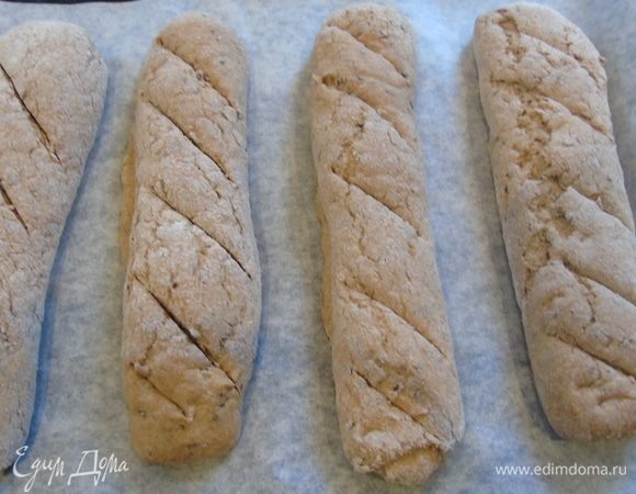 Перкладываем на пергамент, делаем надрезы и отправляем выпекаться в разогретую до 190°С  духовку, брызгаем водой на стенки духовки, создавая пар. Уменьшаем температуру до 180°С и выпекаем до готовности (30-40 минут) следите по свей духовке. 