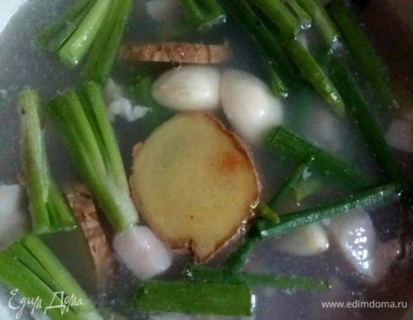 В кастрюлю нальем воду, опустим мясо, дадим закипеть воде, снимем пенку, добавим имбирь, чеснок, лук, соль и оставим вариться на 20-25 минут. 