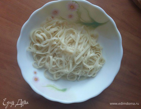 В это время сварим лапшу. Для этого супа используют пшеничную лапшу, приготовленную из яиц, муки и воды. Я использовала готовую лапшу. Варится она всего 3 минуты. 