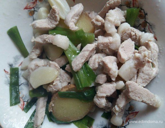 Прошло время, бульон готов, вынем из него все содержимое. 