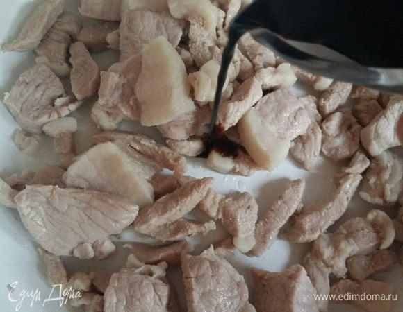 Мясо выложим в сковороду, добавим соевый соус, сахар.