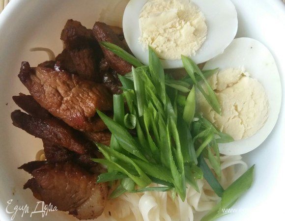 Выложим в центр лапшу, по краю мясо, яйца, центр украсим порезанным луком.