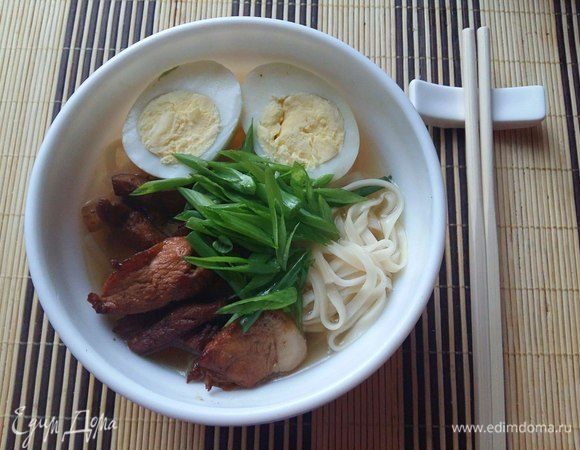 И добавим бульон, кому как нравится, кто-то любит погуще, кто-то более жидкий. Едят традиционно суп палочками, дополнительно используют ложку для бульона, либо просто выпивают бульон в конце.  