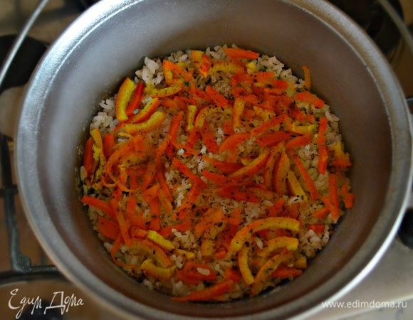 На дне посуды (лучше это будет казан), в которой будет готовится рис, растопить сливочное масло, выложить равномерно смесь риса с йогуртом. Этот слой должен превратиться впоследствии в поджаристую корочку. Теперь выложить сверху 1/3 оставшегося риса, сверху распределить 1/3 отваренной цедры с морковью и посыпать смесью корицы, зиры и кардамона. Повторить предыдущую операцию еще дважды. После чего добавить оставшуюся шафрановую воду, положить кусочек сливочного масла и добавить около полчашки воды. Закрыть казан крышкой и готовить на медленном огне примерно 30 мин.