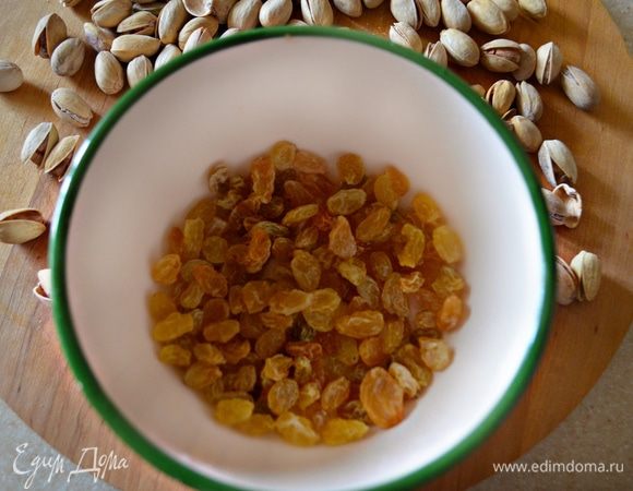 Изюм промыть и замочить на 15 мин. в воде, затем воду слить. Фисташки очистить и добавить вместе с изюмом к рису, перемешать и готовить еще 10 мин.