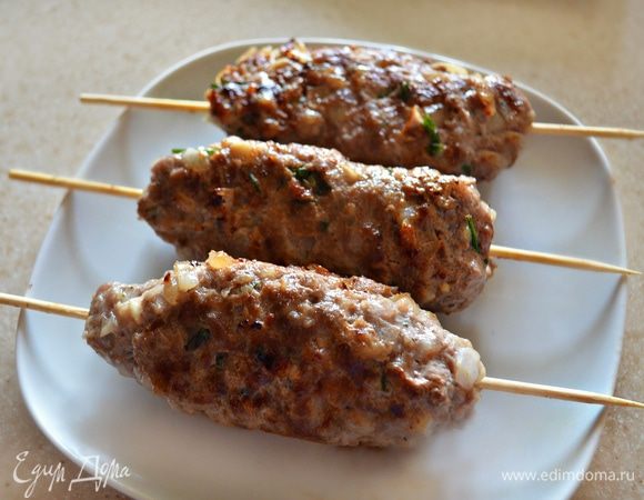 Обжаривать люля до готовности на гриле, периодически переворачивая.