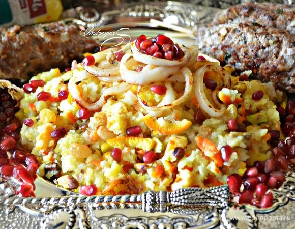 Подавать готовый рис-плов с люля-кебабами, зернами граната и поджаренным луком.