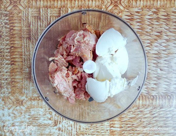 Для мусса: тунца (без жидкости) и сливочный сыр выложить в чашу блендера. Все смешать до однородной гладкой массы.