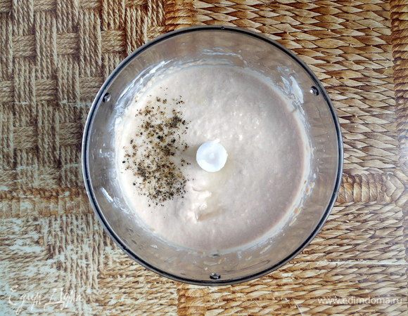 Приправить по вкусу перцем и лимонным соком. Убрать в холодильник, чтобы мусс немного загустел. Если есть время в запасе, лучше оставить мусс в холодильнике на 1,5–2 часа (можно дольше). Тогда мусс станет густым, будет хорошо держать форму, и с ним будет легче работать.