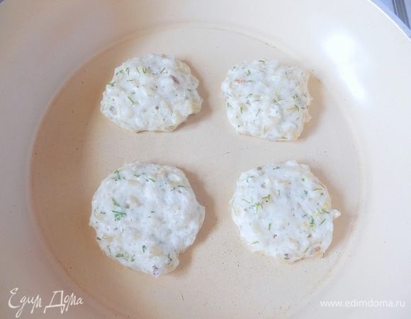 Сковороду смазать растительным маслом. Выкладывать по 1 десертной ложке теста (или по ½ столовой ложки). Жарить рисовые ПП-панкейки под крышкой по 3 минуты с каждой стороны. Из указанного количества ингредиентов получается 16 мини-панкейков. Готовые панкейки остудить на решетке, чтобы не отсырели.