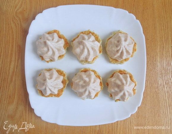 Перед подачей на остывшие панкейки с помощью кондитерского мешка или 2 десертных ложек выложить мусс. Украсить рисовые ПП-панкейки укропом. Нежная и вкусная закуска готова! Приятного аппетита! 