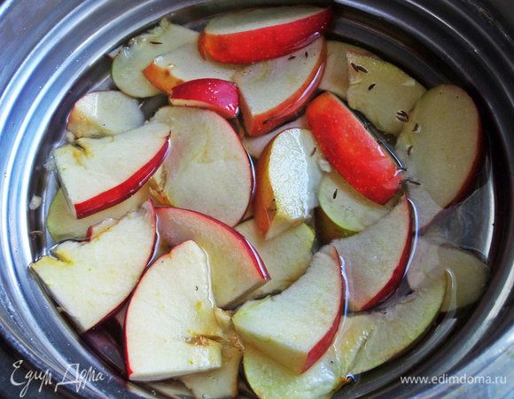 Сварить яблочный компот около 5 минут. Выключить, дать настояться до теплого состояния.
