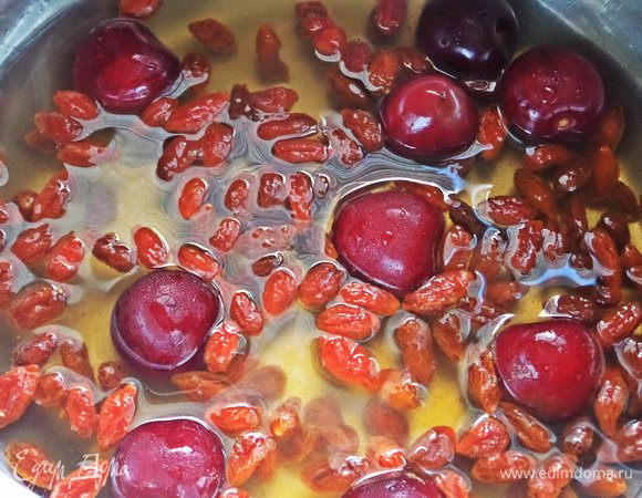 Так как яблочный компот имеет бледный вид, добавим для цвета и вкуса красные ягоды. У меня немного вишни и ягоды годжи.