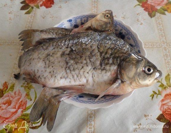 Подготовим продукты. Хорошо очищаем и промываем рыбу. У меня обычный карась. Общий вес рыбы я не указывала, потому что не взвешивала (было много).
