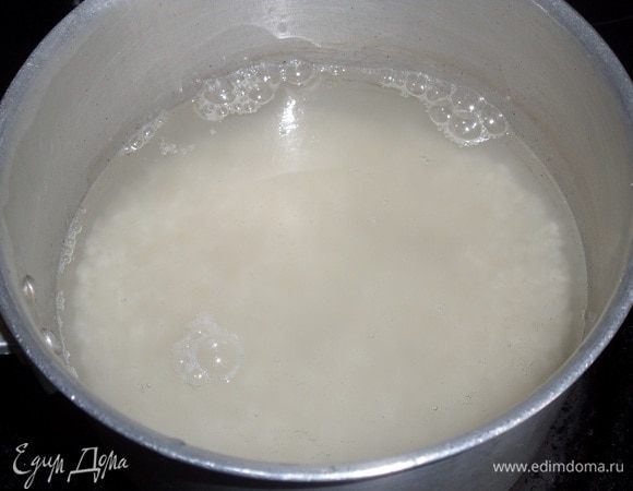 Промытый рис кладем в кастрюлю. Добавляем 2 стакана чистой воды и 1/2 ч. л. соли. Варим до готовности.