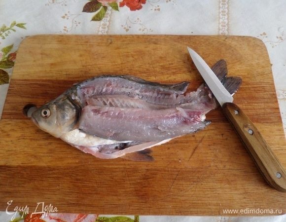 Пока варится рис, с очищенной рыбы снимаем филе. 