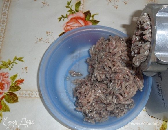 Рыбное филе пропускаем через мясорубку.