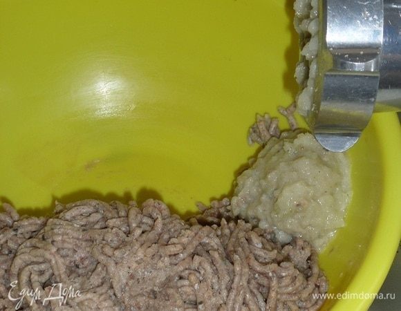 Пропускаем через мясорубку очищенную луковицу.