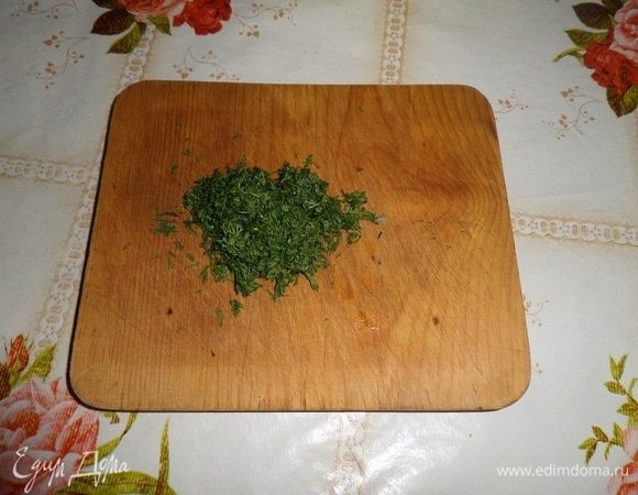 Нарезаем зелень укропа.