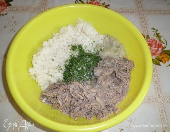 В чашку с рыбным фаршем и луком добавляем отварной рис, зелень и 1/2 ч. л. соли.