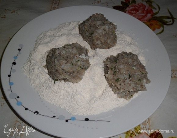 На тарелку выкладываем 3 ст. л. муки. Влажными руками делаем из приготовленного фарша тефтели (примерно 1 ст. л. с горкой = 1 шт.). Панируем в муке. Придаем форму.  