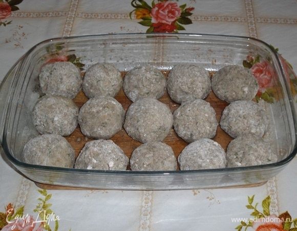 Глубокую форму для запекания смазываем растительным маслом. Выкладываем тефтели в форму для запекания.