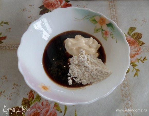 Готовим соус-заливку. В чашку выкладываем майонез, 1 ст. л. муки и 1/2 ч. л. соли. Добавляем соевый соус. Хорошо перемешиваем.