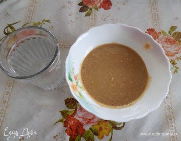 Добавляем 2 стакана воды. Хорошо перемешиваем.