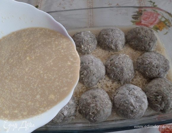 Добавляем приготовленный соус в форму с тефтелями.