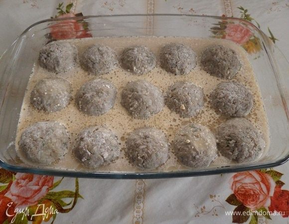 Форму с тефтелями помещаем в разогретую духовку.