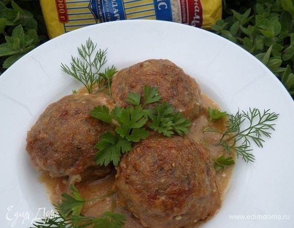 Подаем тефтели, добавив зелень.