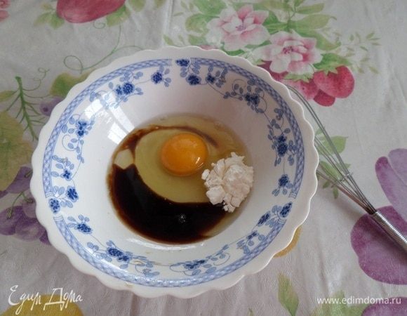 В чашку разбиваем яйцо, добавляем 1 ст. л. соевого соуса и 1ч. л. крахмала. 