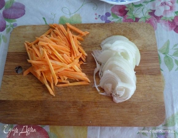 Нарезаем овощи.