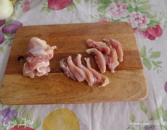 Нарезаем куриное мясо. Быстро обжариваем в раскаленном масле на сковороде.