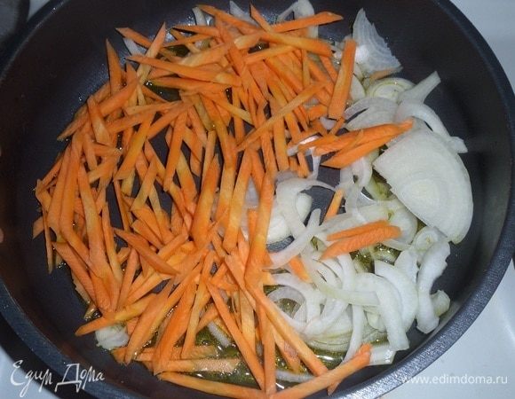 Овощи обжариваем на сковороде, добавив 2 ст. л. масла, 3-5 минут.