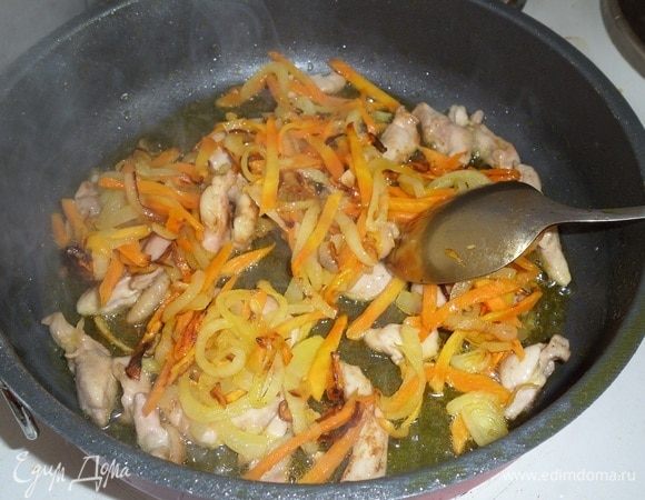 Затем к мясу добавляем обжаренные овощи.