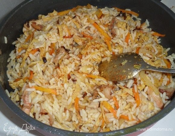 Хорошо перемешиваем. Закрываем сковороду крышкой. Оставляем на медленном огне на 2-3 минуты.