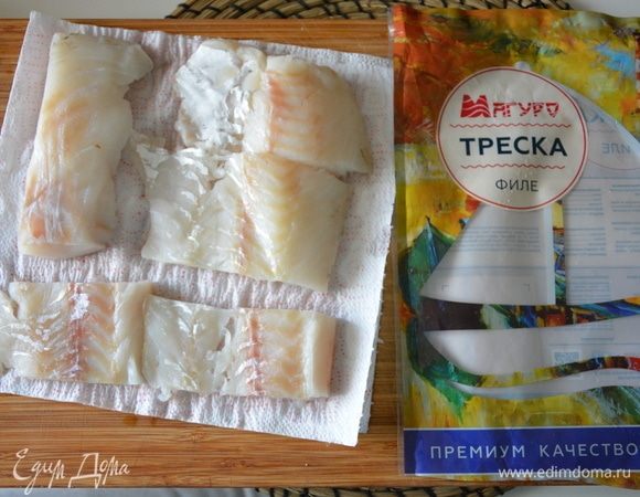 Филе трески ТМ «Магуро» помыть, просушить бумажным полотенцем, нарезать на куски.